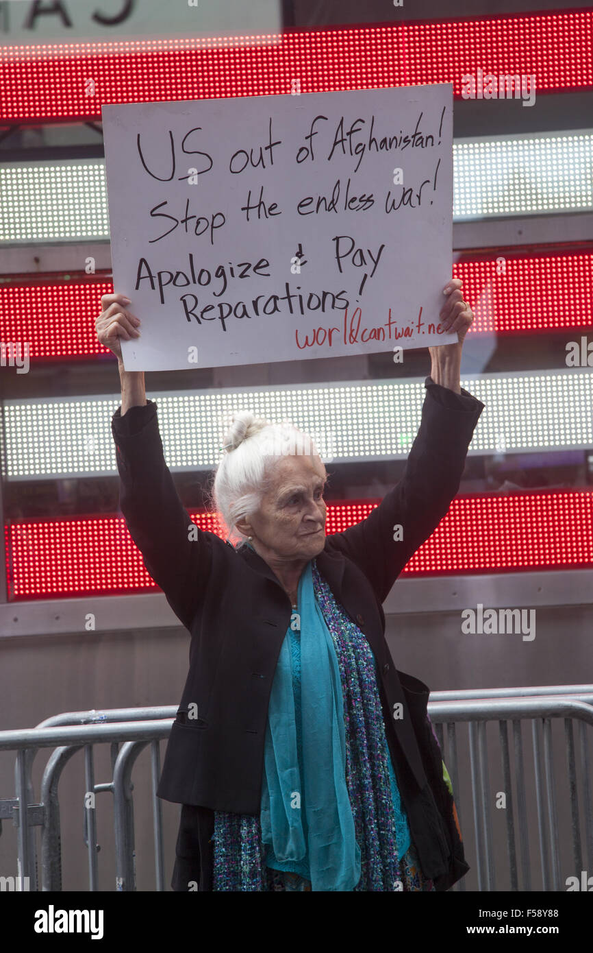 Gli attivisti di pace dimostrare contro il mantenimento di truppe americane in Afghanistan al reclutamento militare ufficio a Times Square NYC. Foto Stock