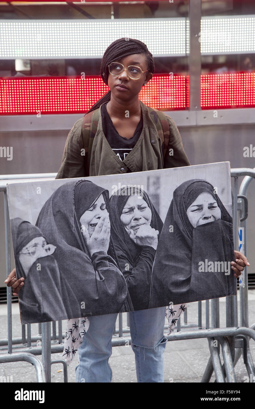 Gli attivisti di pace dimostrare contro il mantenimento di truppe americane in Afghanistan al reclutamento militare ufficio a Times Square NYC. Foto Stock