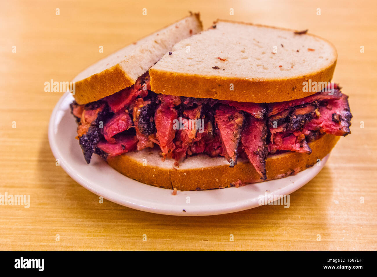 Pastrami sale (carni bovine) sul pane di segale a sandwich Katz's Deli, un delicatessen diner sul Lower East Side di New York City, U.S.A. Foto Stock