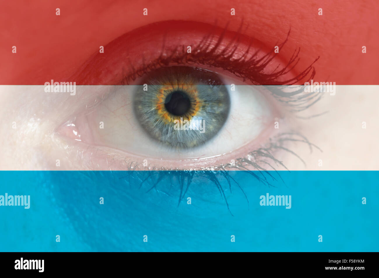 Occhio guarda attraverso il Lussemburgo bandiera concetto di sfondo macro. Foto Stock