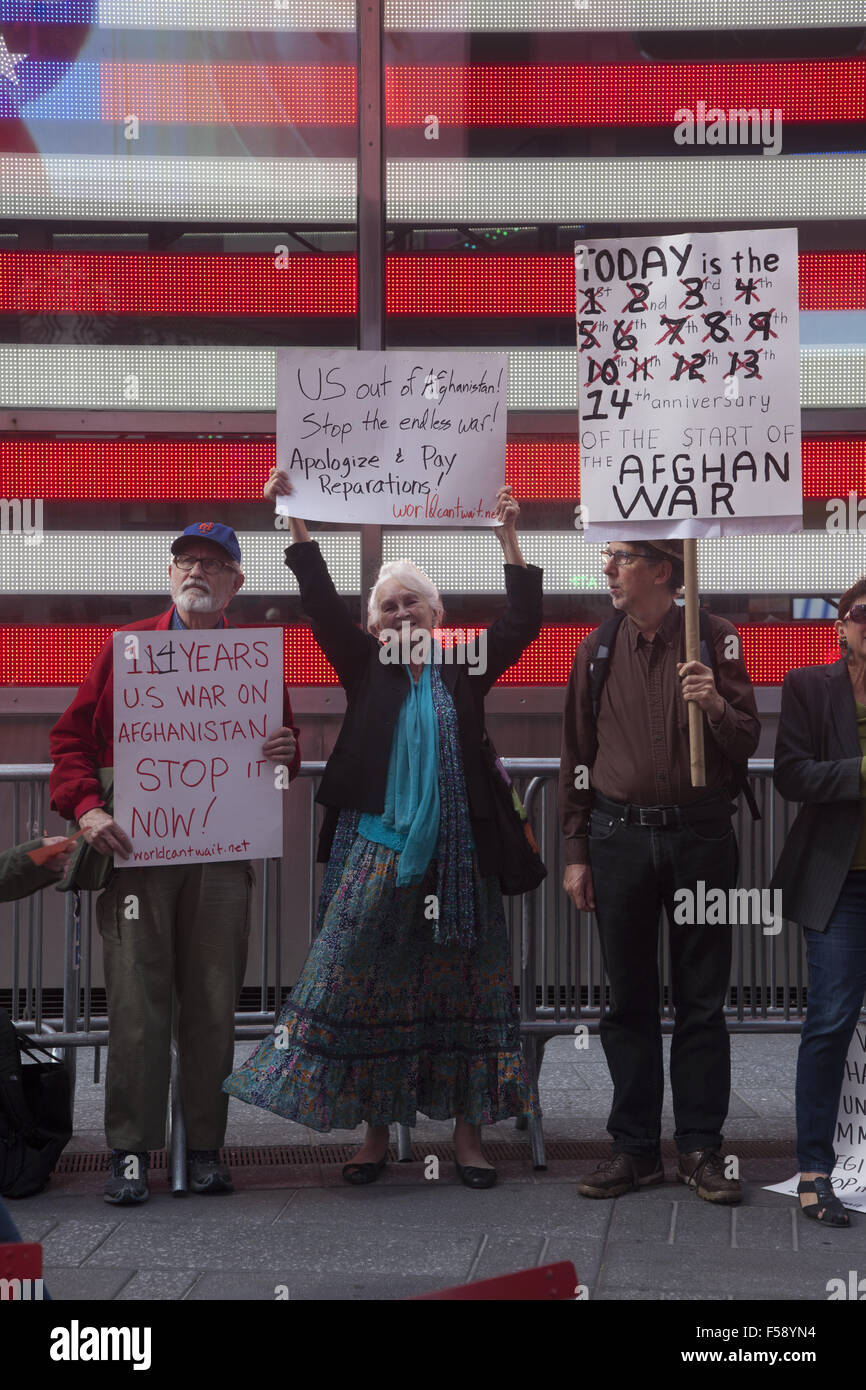 Gli attivisti di pace dimostrare contro il mantenimento di truppe americane in Afghanistan al reclutamento militare ufficio a Times Square NYC. Foto Stock