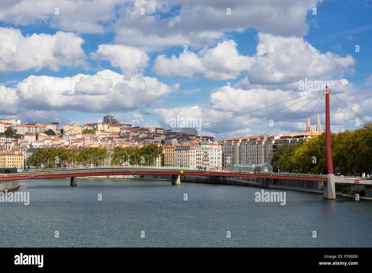 Vista di Lione con red passerella sul fiume Saone, Francia. Foto Stock