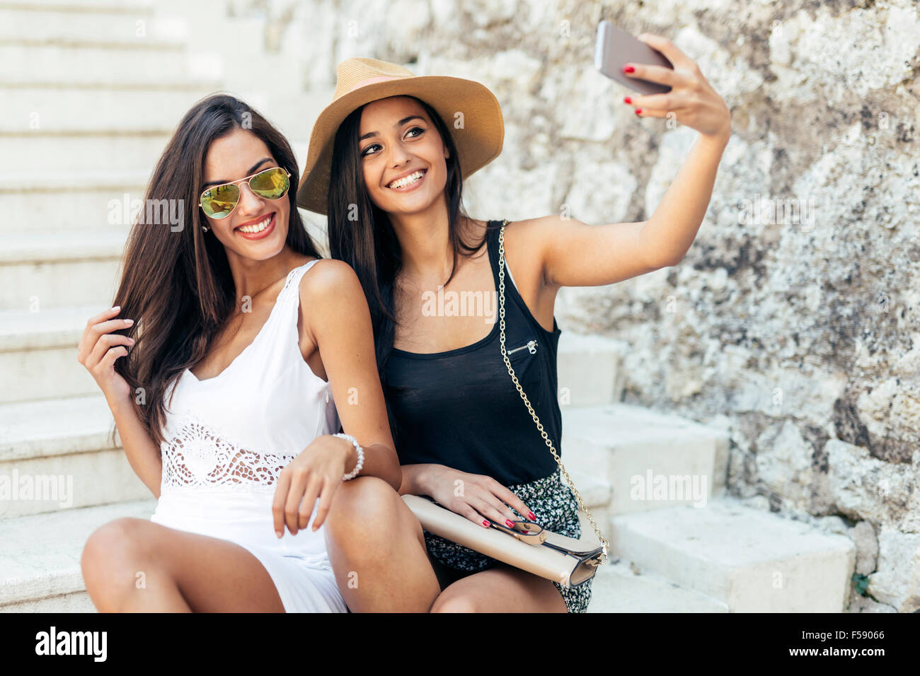 Amici prendendo selfie di sé durante la stagione estiva Foto Stock