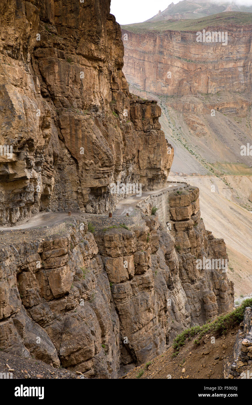 India, Himachal Pradesh, Spiti Valley, Losar, pericolose montagna stretta strada tagliata nella roccia a strapiombo Foto Stock