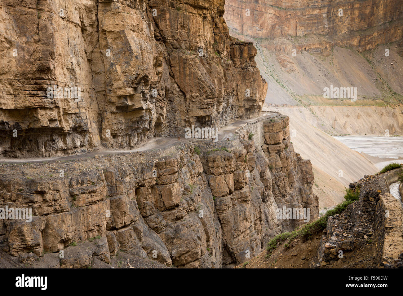 India, Himachal Pradesh, Spiti Valley, Losar, pericolose montagna stretta strada tagliata nella roccia a strapiombo Foto Stock