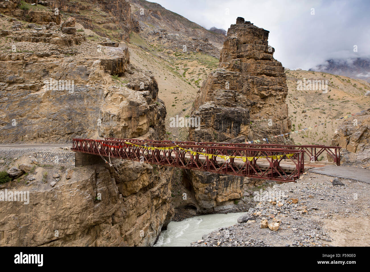 India, Himachal Pradesh, Spiti Valley, ponte Bailey su Gyundi, affluente del fiume Spiti Foto Stock