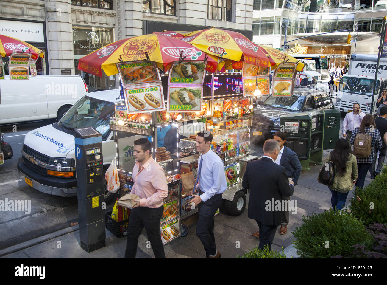 Cucina di strada fornitore ha un buon posto sulla 40th Street lungo il Bryant Park di New York City. Foto Stock