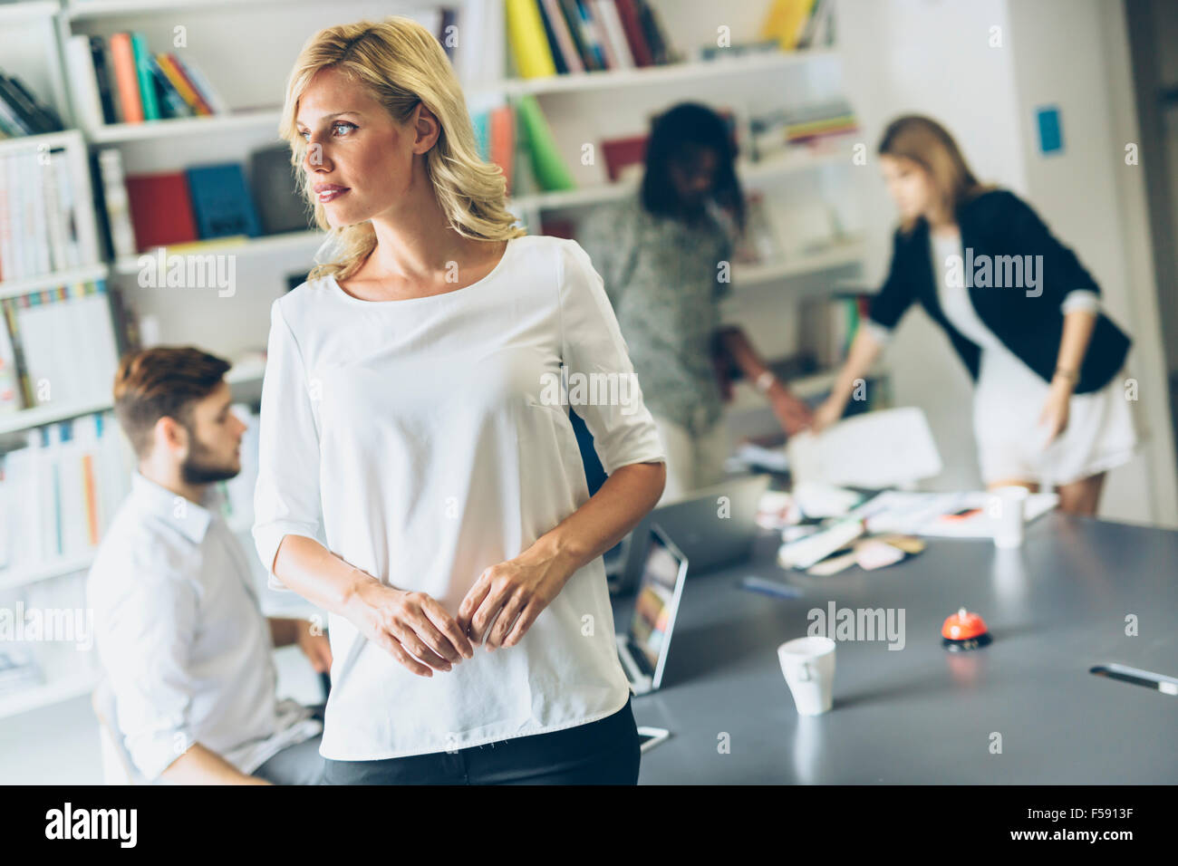 Ritratto di una bella imprenditrice in office Foto Stock