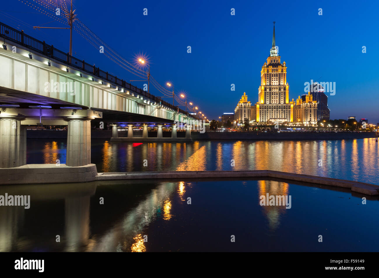 Radisson Royal Hotel o Albergo Ukraina, uno dei Sette sorelle edifici al crepuscolo, Mosca, Russia il 21 maggio 2014. Foto Stock