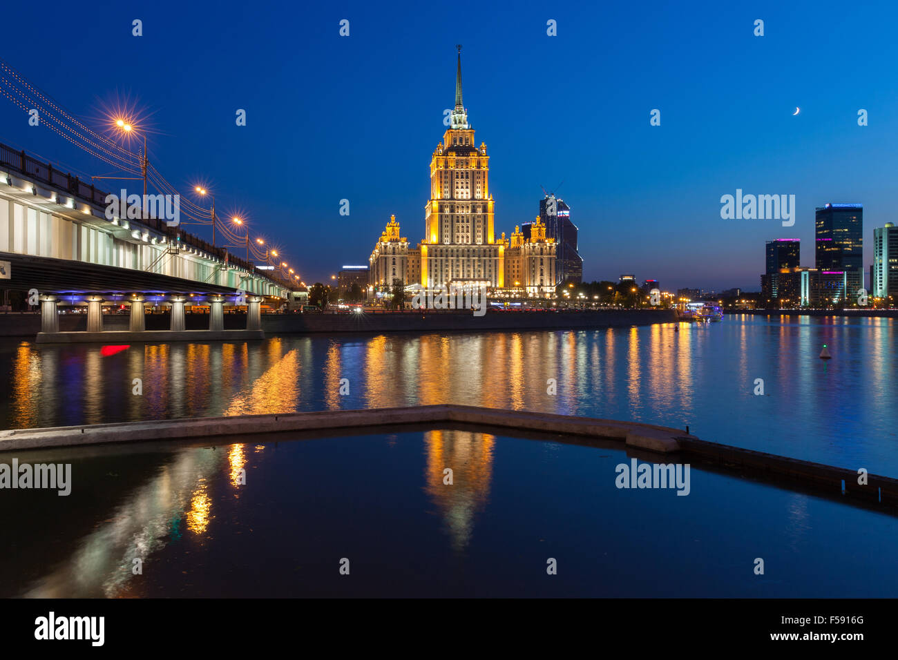 Radisson Royal Hotel o Albergo Ukraina, uno dei Sette sorelle edifici al crepuscolo, Mosca, Russia il 21 maggio 2014. Foto Stock