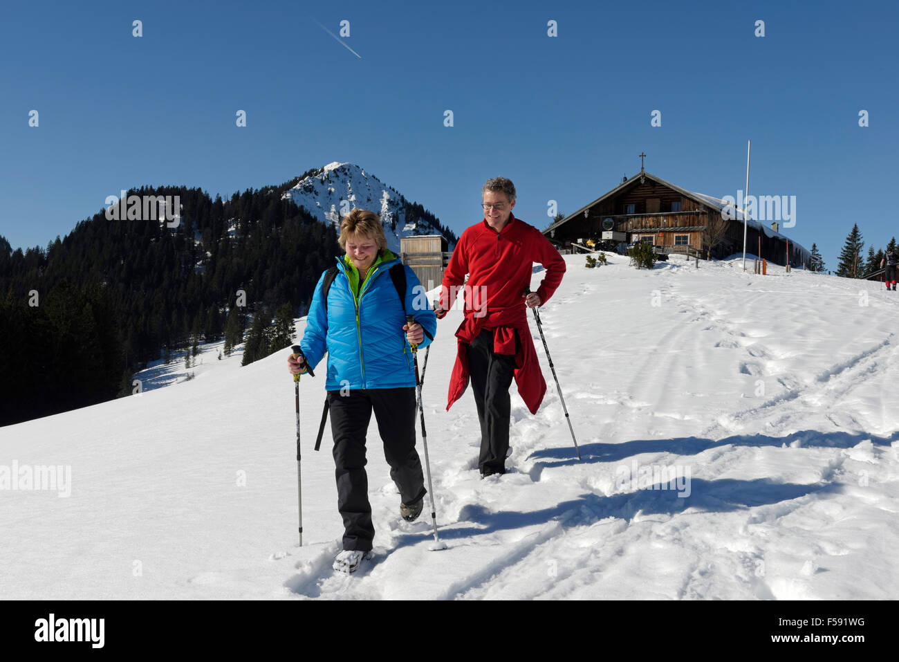 Gli alpinisti e gli escursionisti di fronte Aueralm, nevoso tour in montagna in inverno, Tegernsee montagne, Alta Baviera, Baviera, Germania Foto Stock