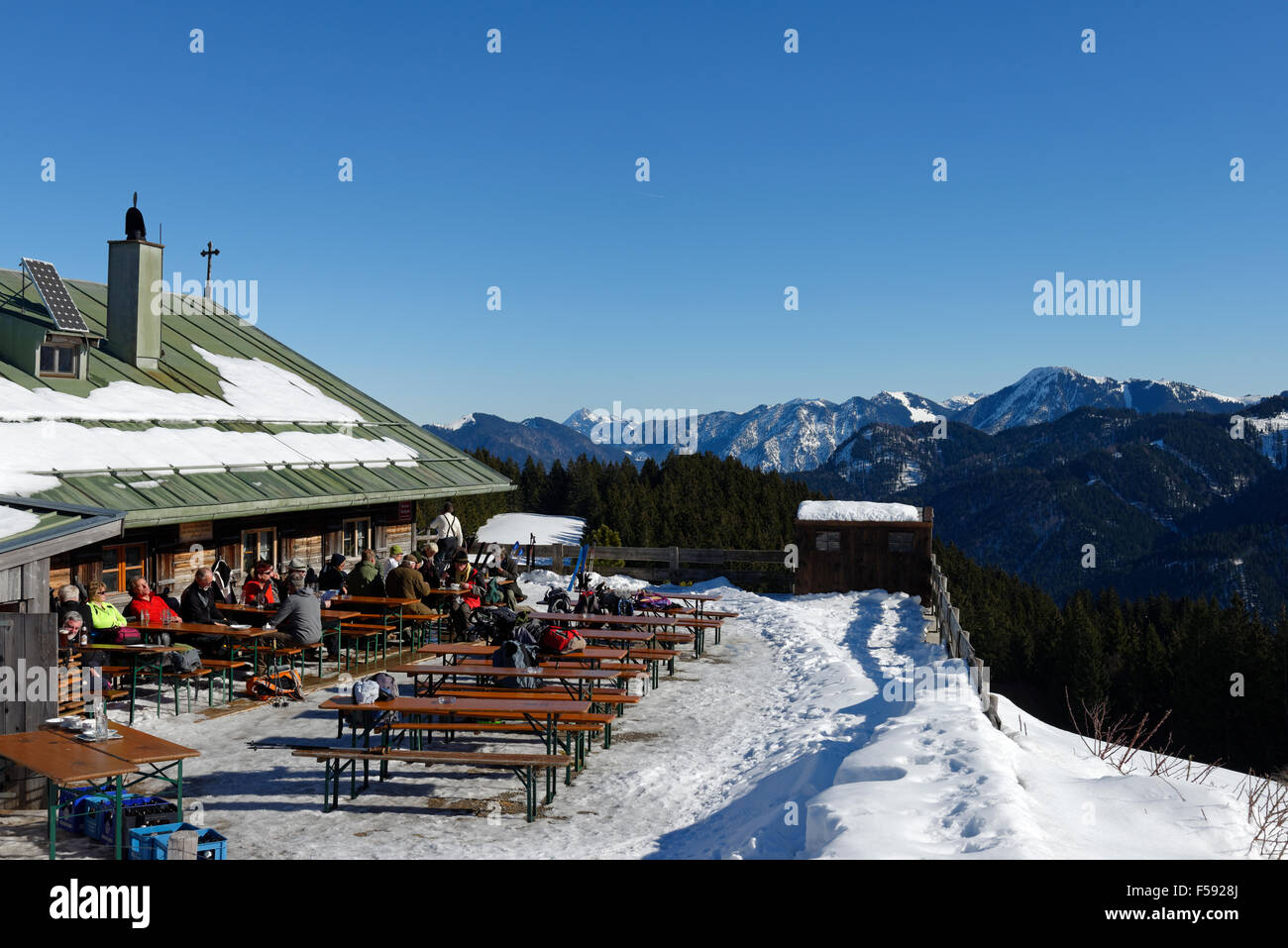 Aueralm prato in montagna in inverno, escursione invernale, snowy escursione da Bad Wiesse a Aueralm, Tegernsee, Alta Baviera, Baviera Foto Stock