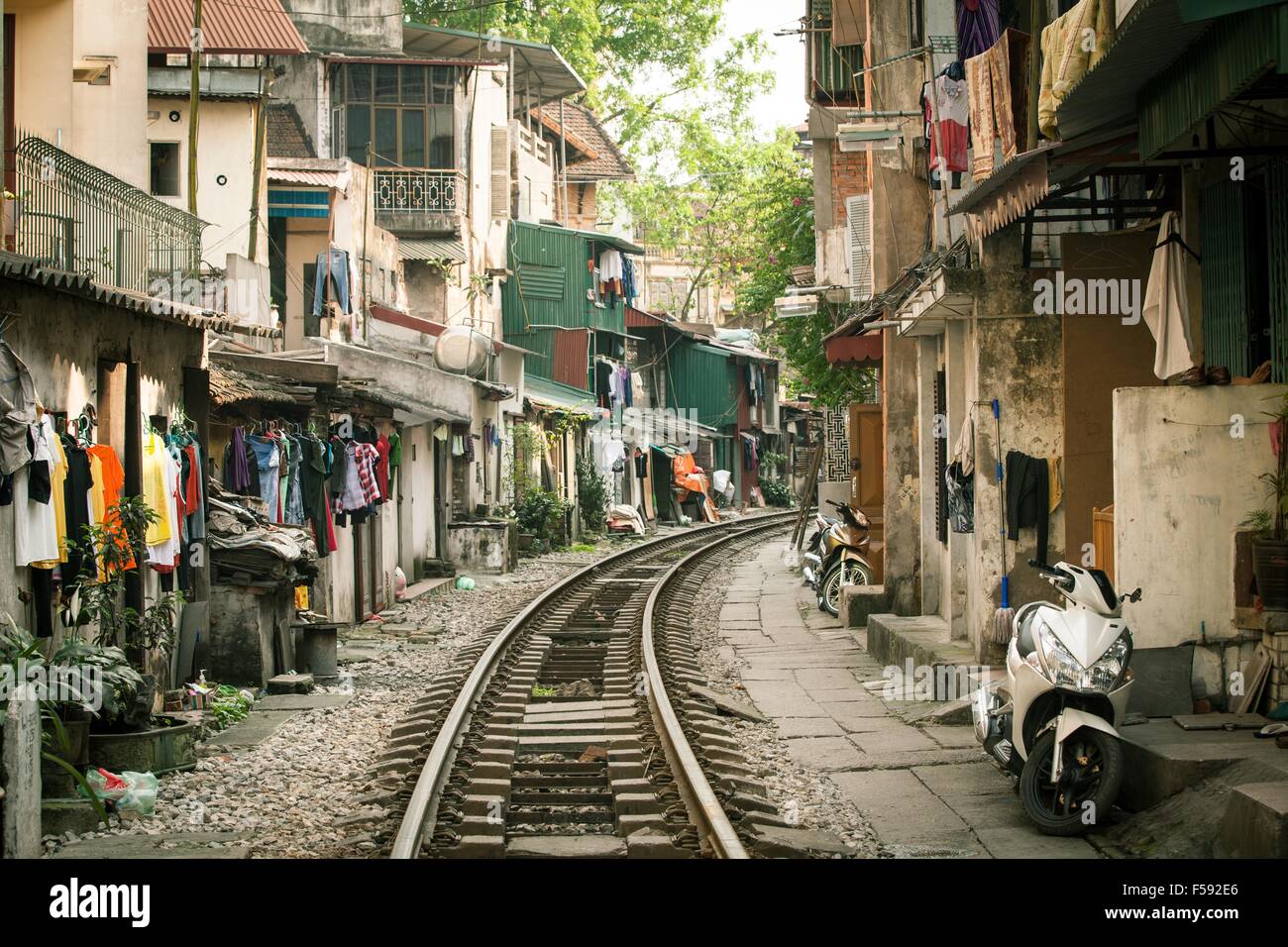 Case locale situato vicino alla stazione ferroviaria attiva in Hanoi Old Quarter, Vietnam. Foto Stock