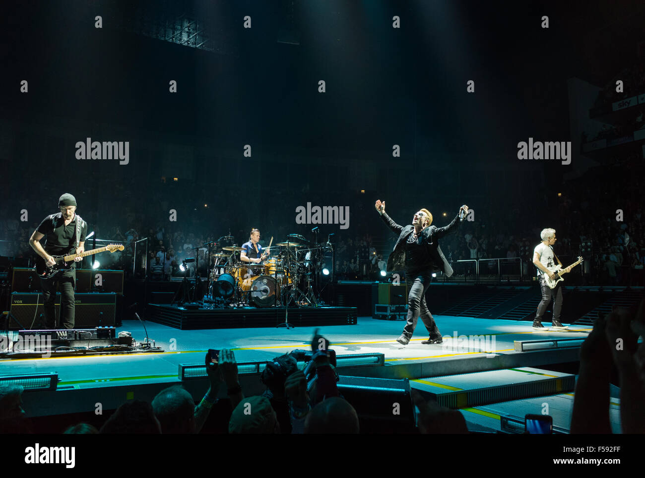 U2 performing live a Londra O2 sull'innocenza ed esperienza Banco credito: David pearson/Alamy Live News Foto Stock