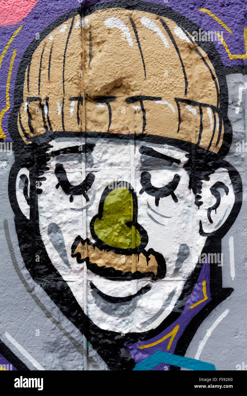 Uomo sorridente con il cappello di lana e i baffi, graffiti, arte di strada, Duisburg, Nord Reno-Westfalia, Germania Foto Stock