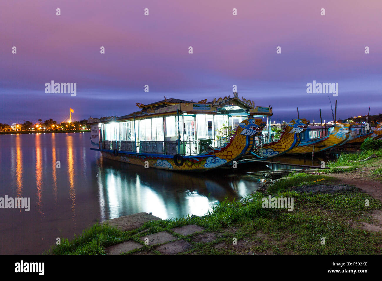 Barche turistiche vicino a cittadella imperiale, tonalità, Vietnam Foto Stock