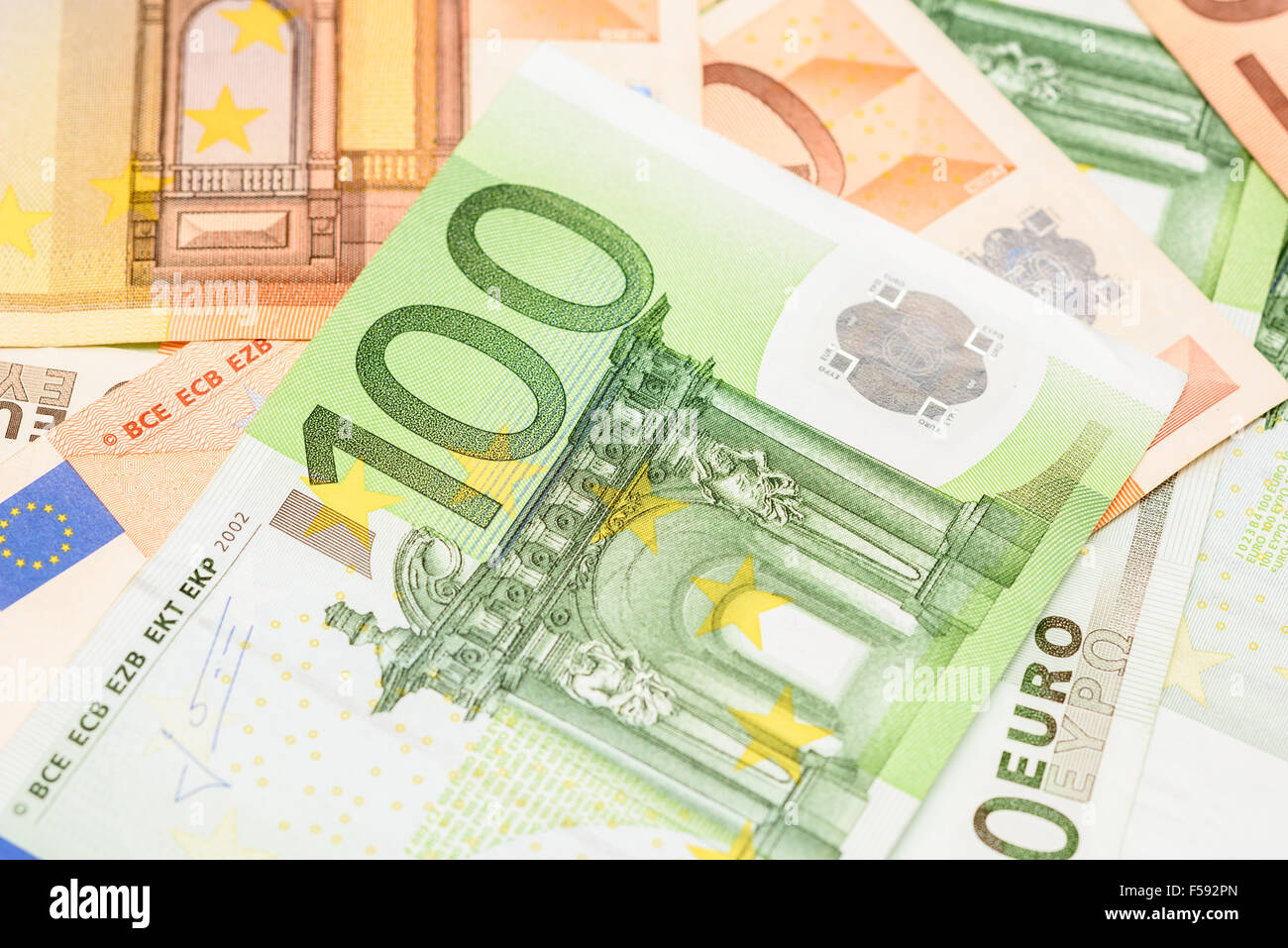 Un centinaio di banconote in euro su Euro Bills sfondo Foto Stock