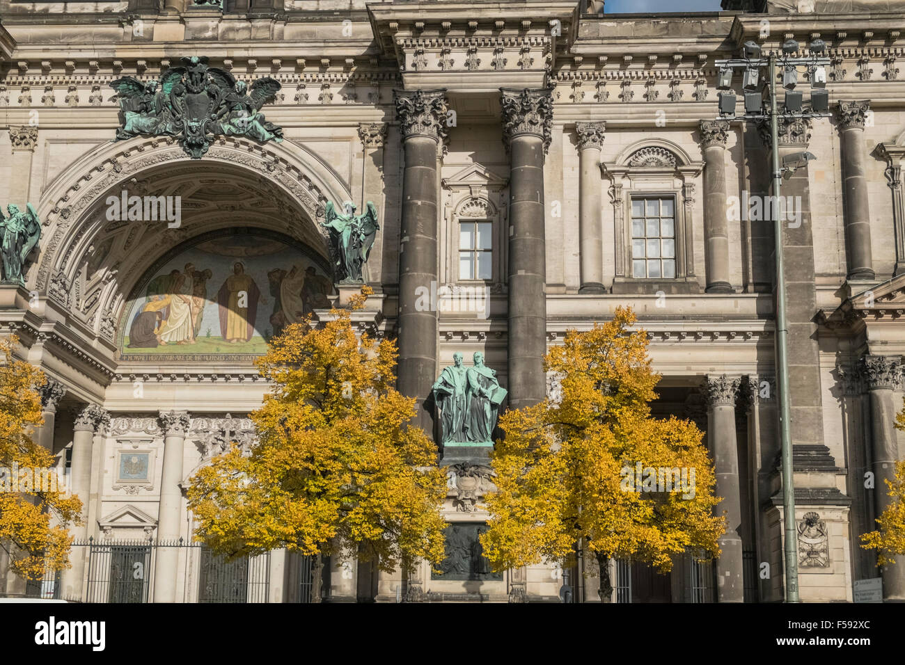 Dettagli architettonici dalla parete ovest della cattedrale di Berlino, il Museo Island, nel quartiere Mitte di Berlino, Germania Foto Stock