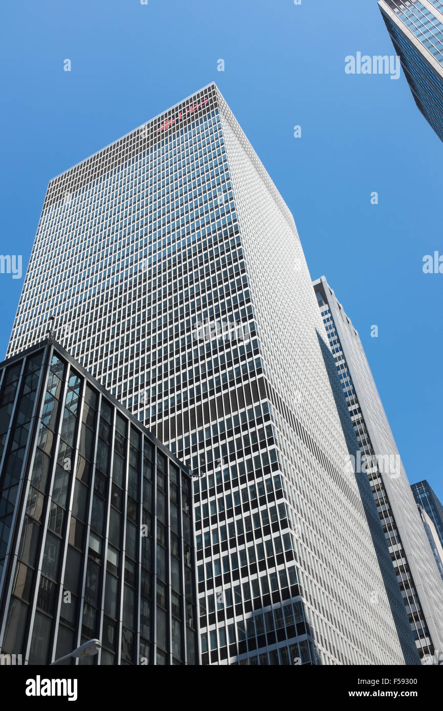 Guardando verso l'alto alto grattacielo a Manhattan, New York, Stati Uniti d'America Foto Stock