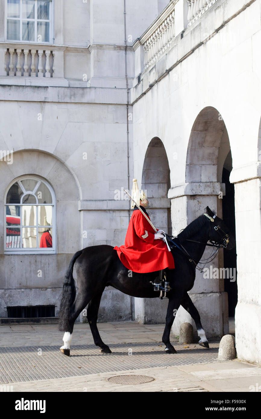 Horse Guards ritornando alle stalle dopo la sentinella in Whitehall London Foto Stock