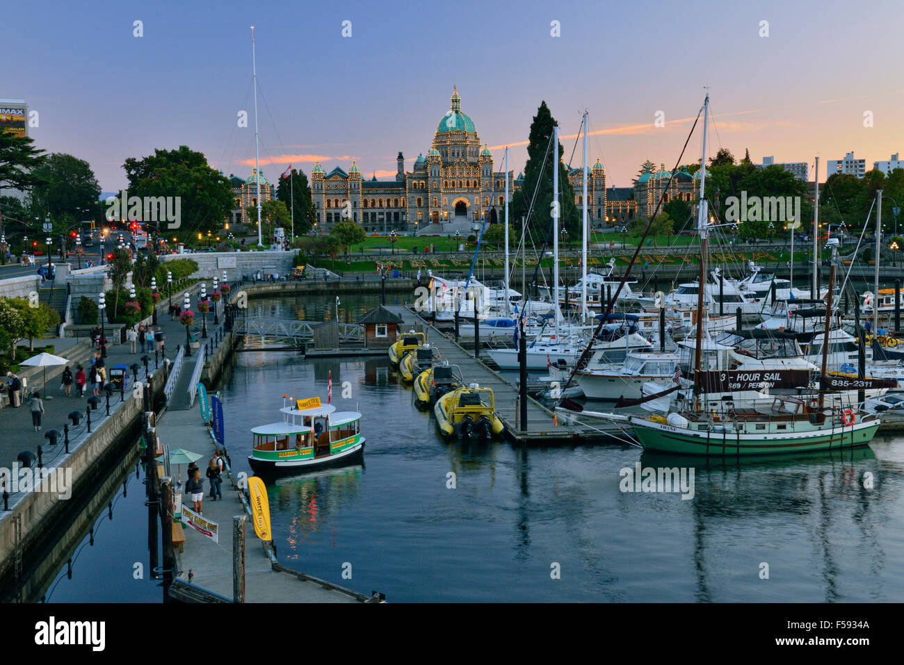Il porto interno bacino in barca al tramonto, Victoria , British Columbia, Canada Foto Stock