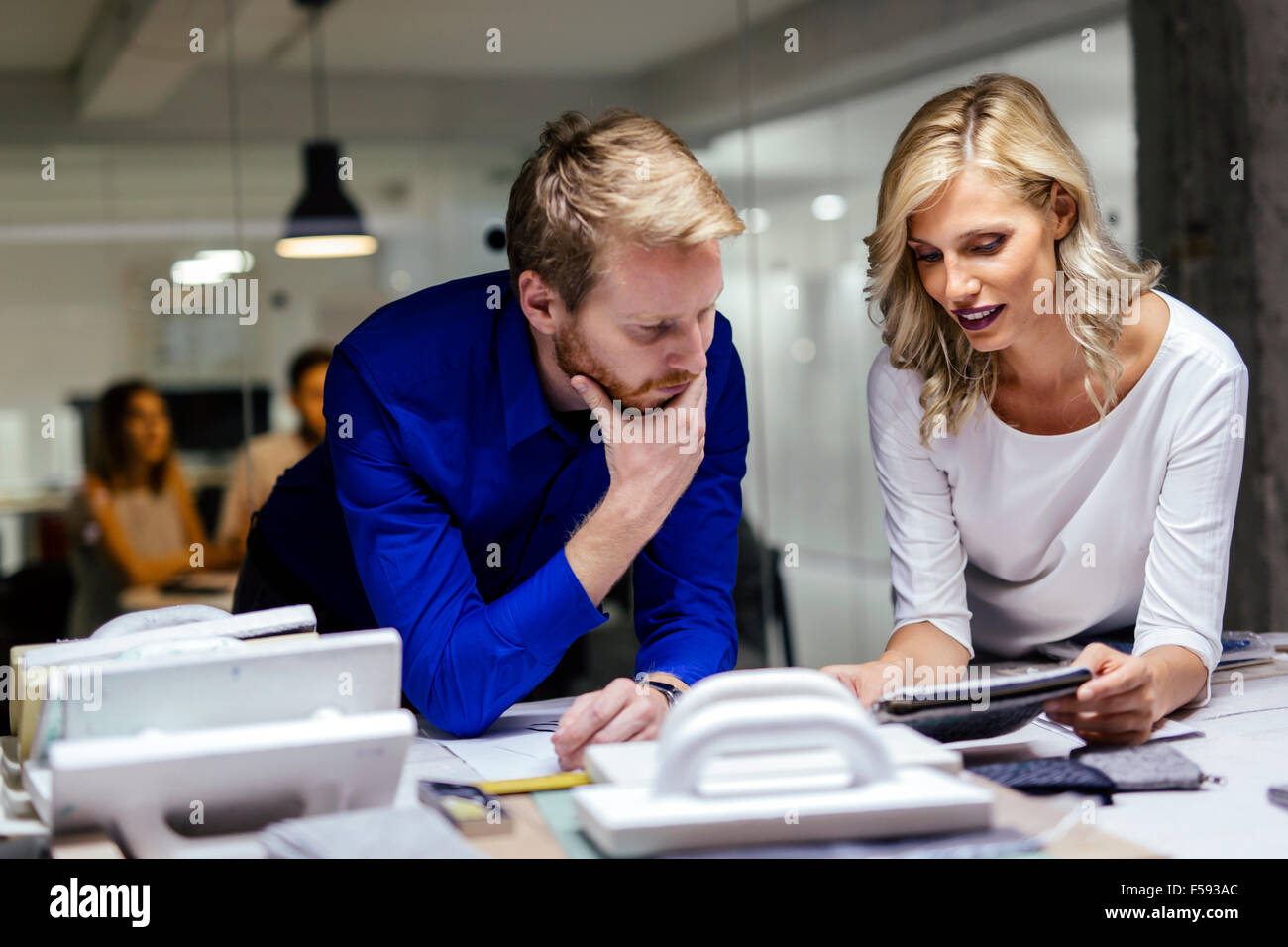 Uomo e donna design workshop in azione Foto Stock