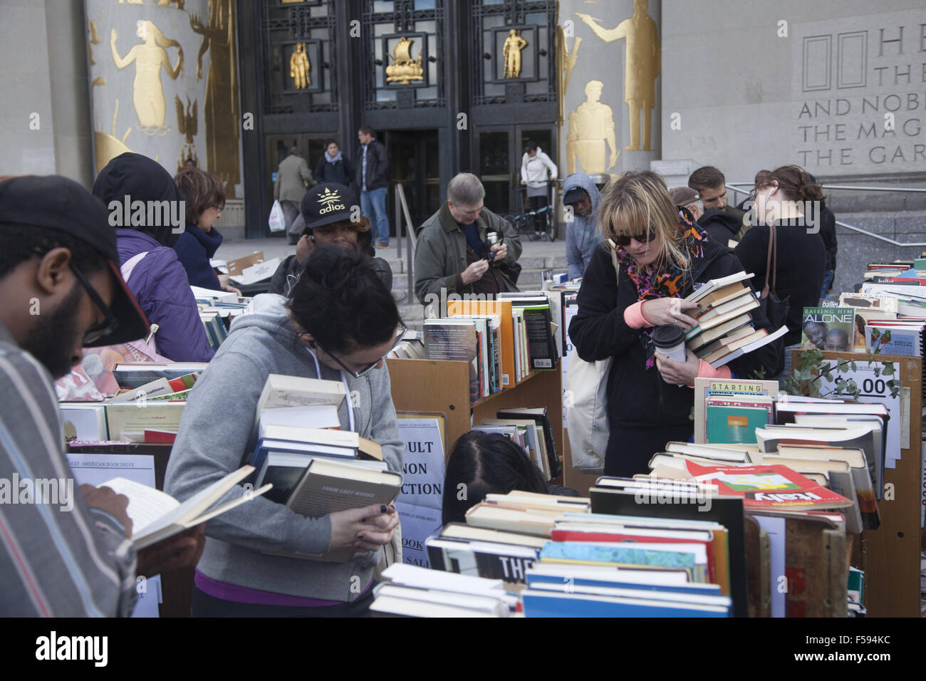 La gente acquista libri presso la centrale di Brooklyn Public Library $1 vendita di libri per raccogliere fondi per la biblioteca. Foto Stock