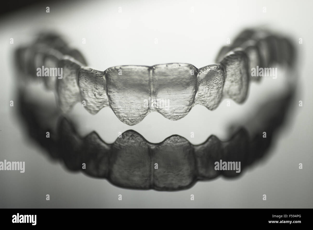 Invisalign invisibile di plastica denti dentale dente staffe bretelle  isolato con profondità di messa a fuoco la fotografia artistica Foto stock  - Alamy