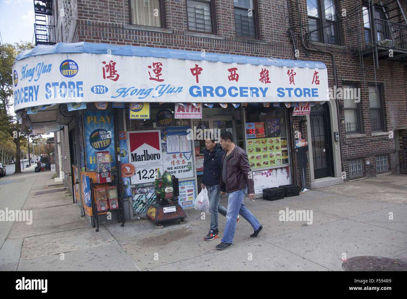 Corner bodega tipo store nella sezione di Chinatown di Sunset Park un multietnico quartiere di Brooklyn a New York. Foto Stock