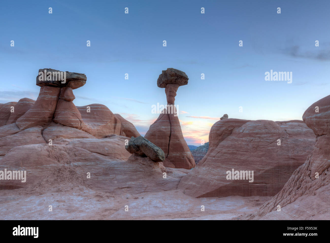 Tramonto nel deserto hoodoo formazioni rocciose a Toadstools nel sud dello Utah. Foto Stock