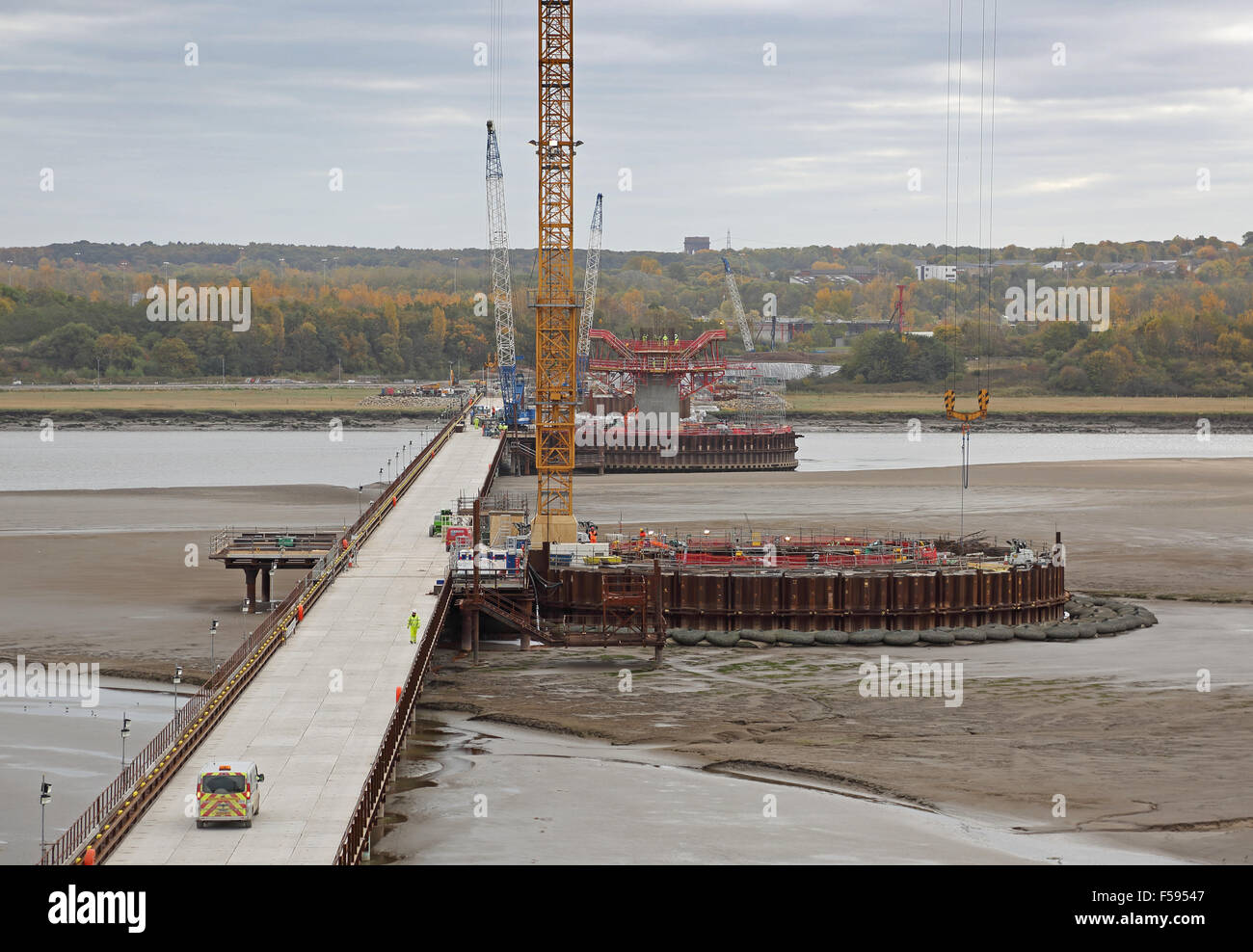 La costruzione del nuovo gateway Mersey ponte che attraversa il fiume Mersey a Runcorn. Mostra temporanea carreggiata e paratoie Foto Stock