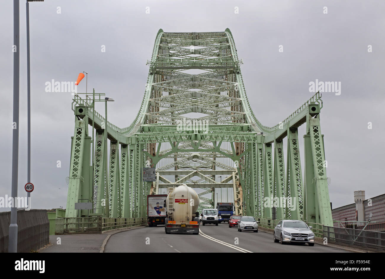 Il traffico che attraversa il Giubileo d'argento ponte sul fiume Mersey a Runcorn, Regno Unito. Bridge visto da nord. Foto Stock