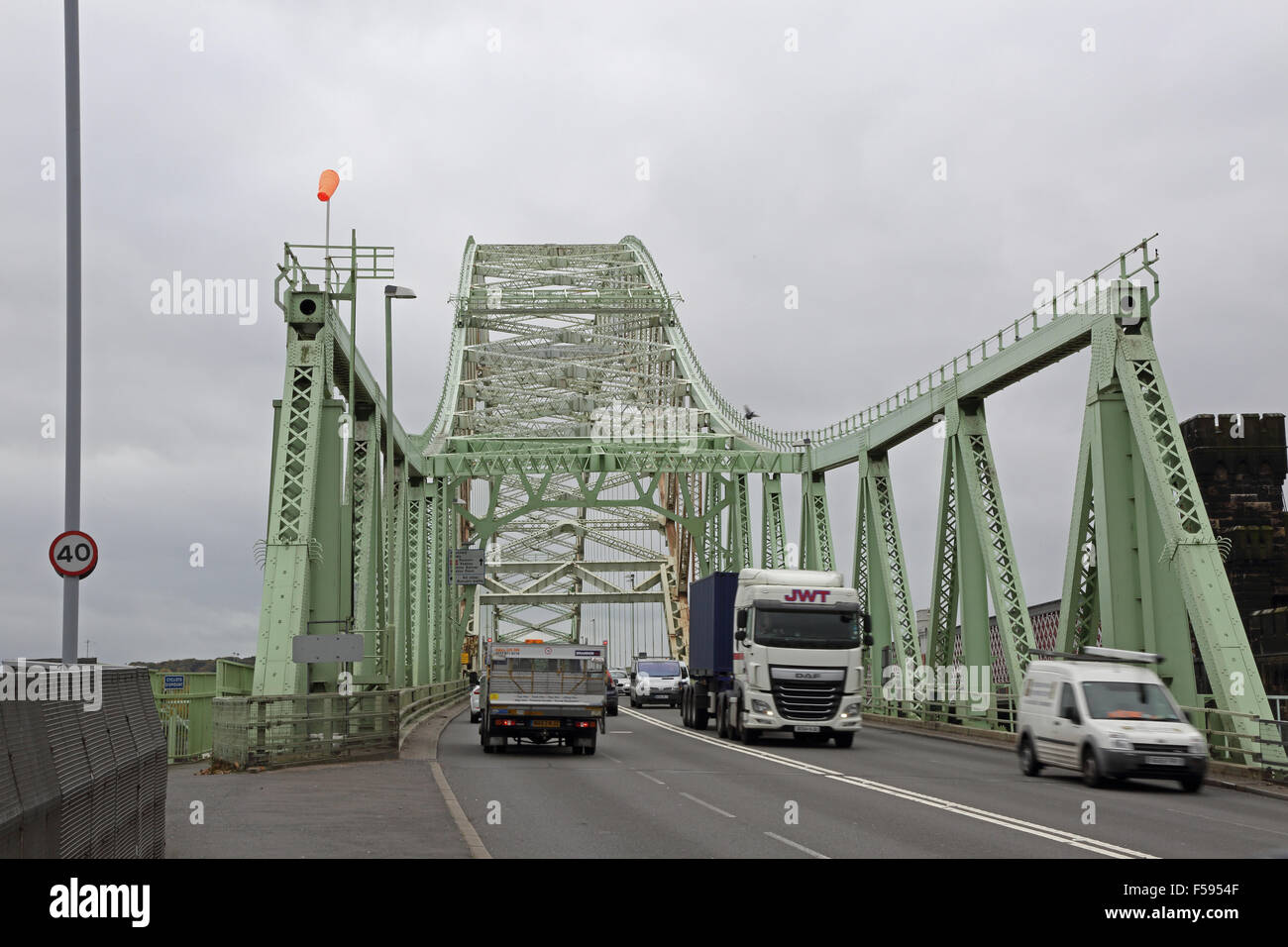 Il traffico che attraversa il Giubileo d'argento ponte sul fiume Mersey a Runcorn, Regno Unito. Bridge visto da nord. Foto Stock