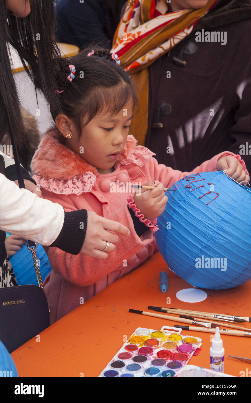 I bambini decorano le lanterne a marzo in cinese Festival di autunno e Lanterna Parade nel quartiere di Chinatown di Brooklyn Foto Stock
