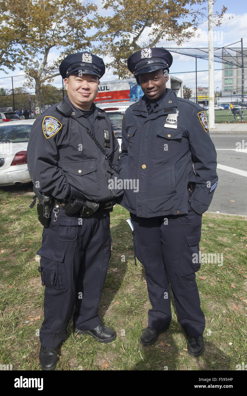 Cinese e americano africano NYPD funzionari di polizia pongono al cinese Festival di autunno e lanterna sfilata in Chinatown neigh Foto Stock