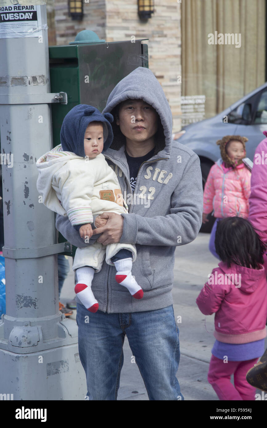 Cinese di papà americano con baby al cinese Festival di autunno e Lanterna Parade nel quartiere di Chinatown di Brooklyn, New York. Foto Stock