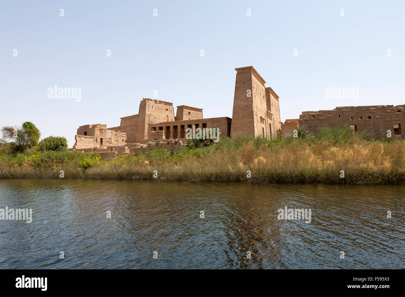 Tempio di Philae, Isola di Isis, Agliki, Aswan, Alto Egitto visto dall'acqua. Foto Stock