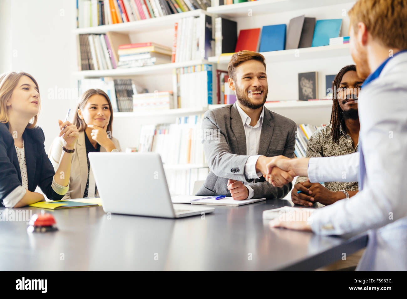 Business agitando la mano con un client di Office Foto Stock