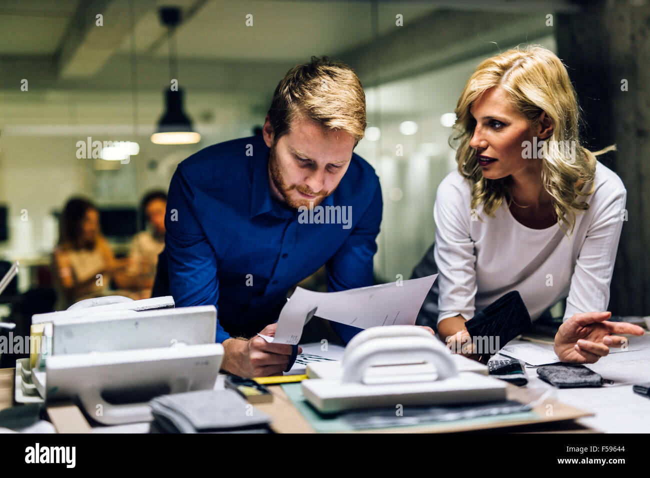Le persone che lavorano nel settore della moda e disegnare vestiti Foto Stock