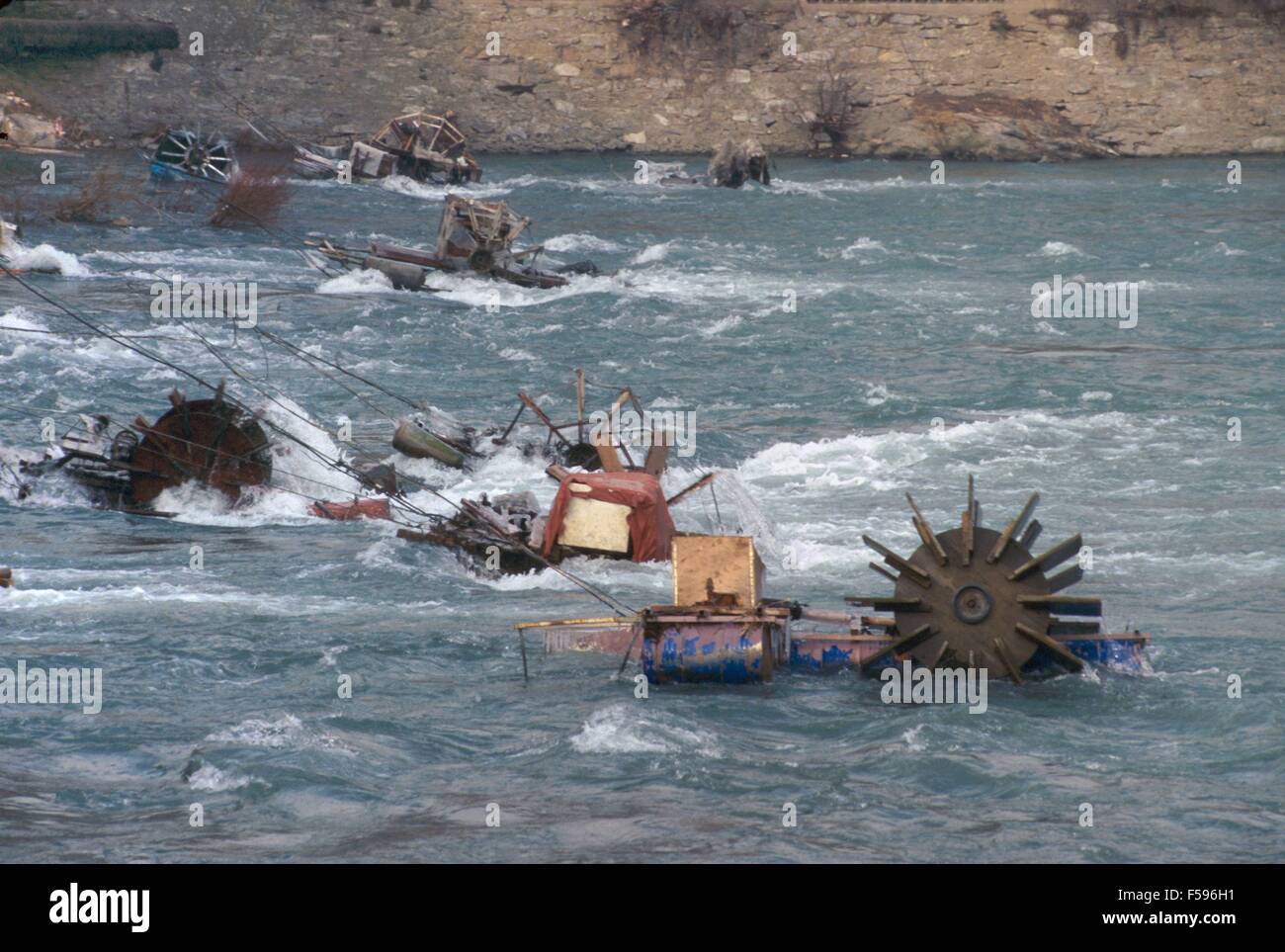 La guerra nella ex Jugoslavia, elettrico di emergenza generatori di potenza impostato dal Gorazde popolazione nel fiume Drina durante l assedio da parte delle truppe serbe (gennaio 1996) Foto Stock