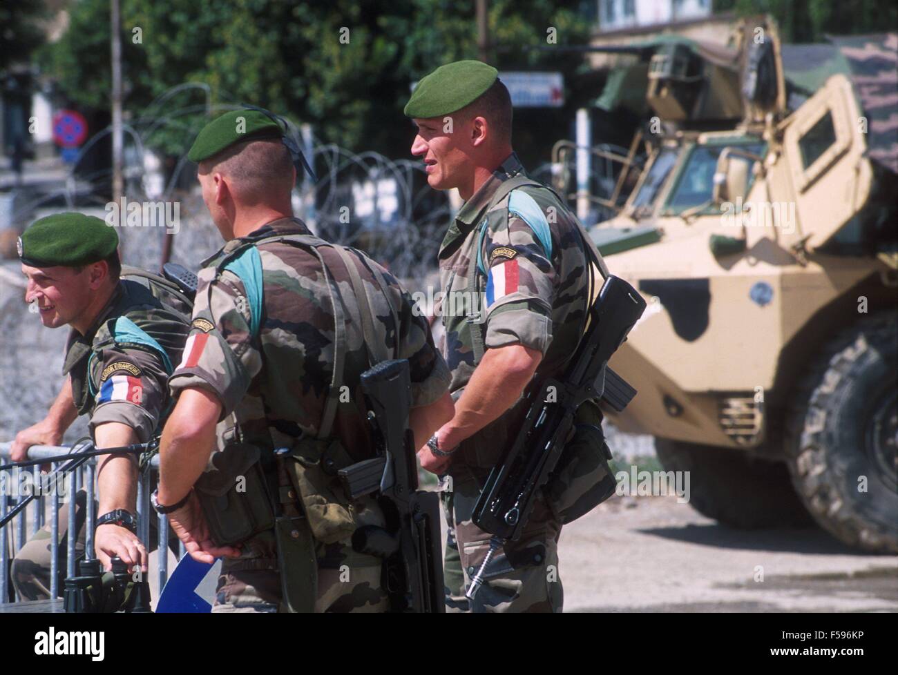 L intervento della NATO in Kosovo, luglio 2000, checkpoint della Legione Straniera francese sul ponte di Mitroviza che divide i serbi e albanesi i lati della città Foto Stock