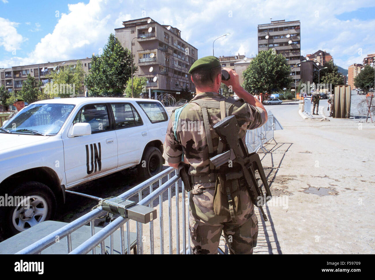 L intervento della NATO in Kosovo, luglio 2000, checkpoint della Legione Straniera francese sul ponte di Mitroviza che divide i serbi e albanesi i lati della città Foto Stock