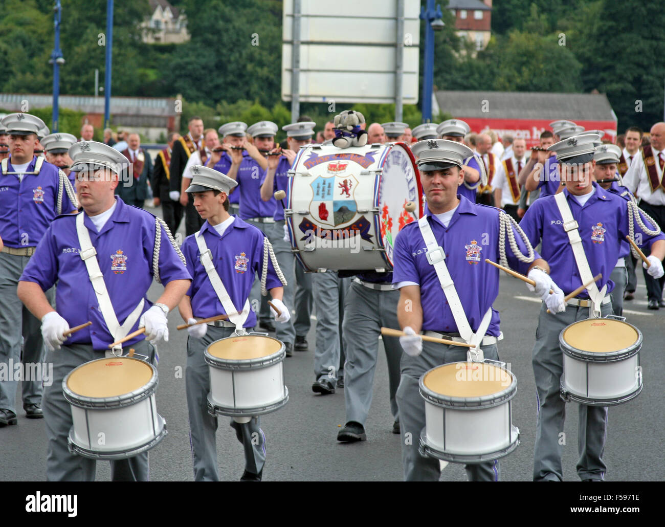 Lealisti banda di flauto di attraversamento di Craigavon bridge in Derry. Foto Stock