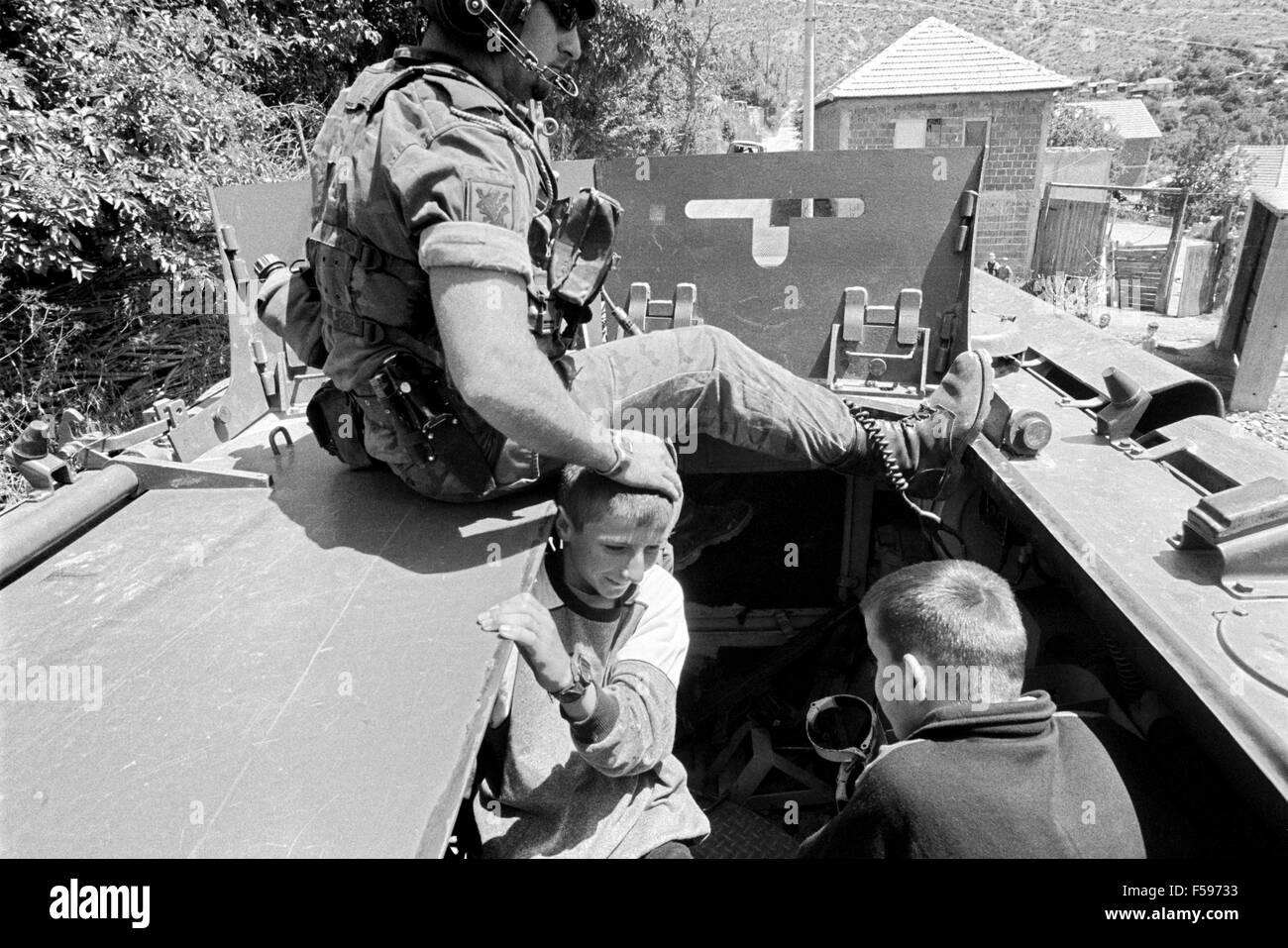 L intervento della NATO in Kosovo, luglio 2000, soldati spagnoli la gestione di una scuola per bambini serbi che vivono in un area Albanese Foto Stock