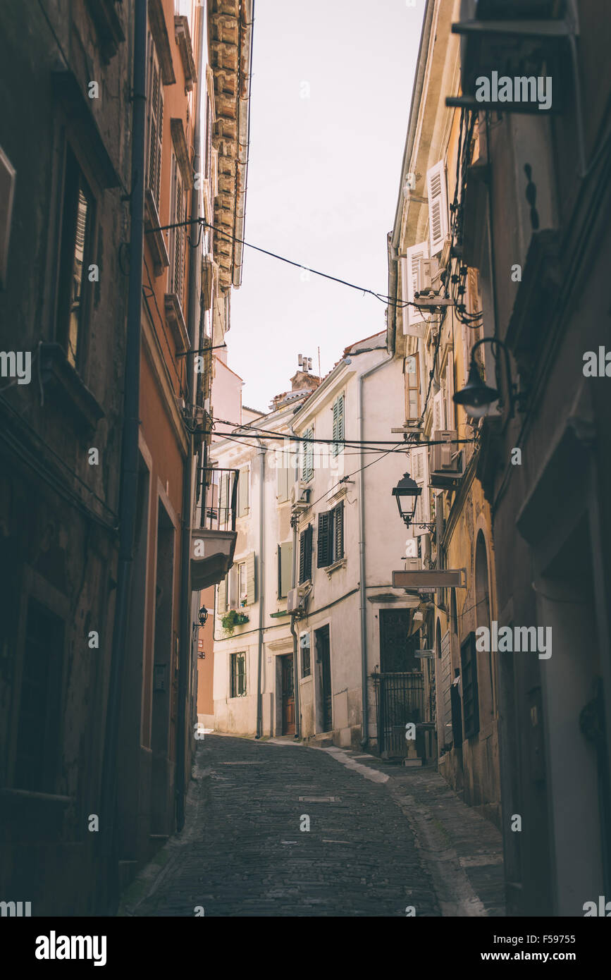 Old Street nella città di Pirano, Slovenia Foto Stock