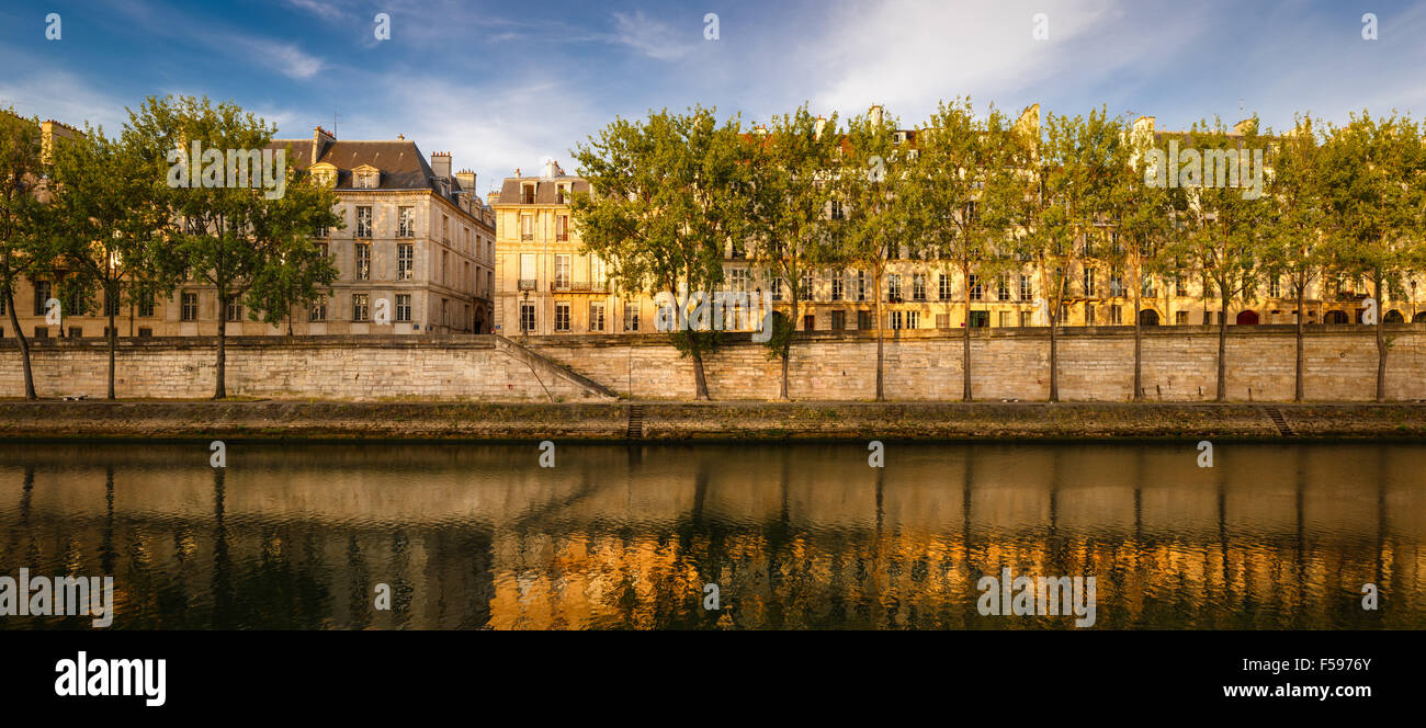 Tranquilla estate mattina in Aspen viale alberato in riva del fiume Senna. Quai d'Anjou, Ile Saint Louis, Parigi, Francia (75004) Foto Stock