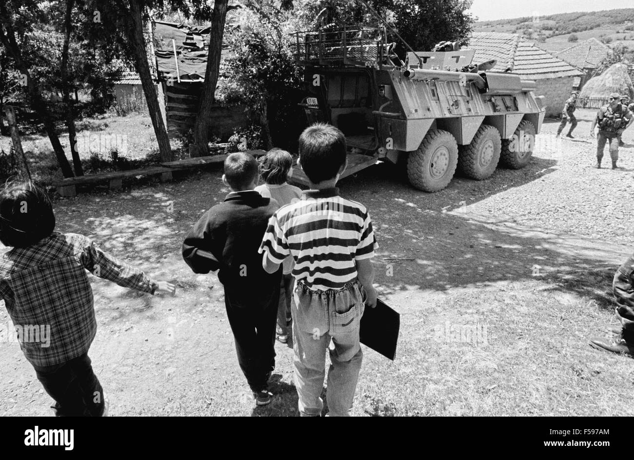 L intervento della NATO in Kosovo, luglio 2000, soldati spagnoli la gestione di una scuola per bambini serbi che vivono in un area Albanese Foto Stock