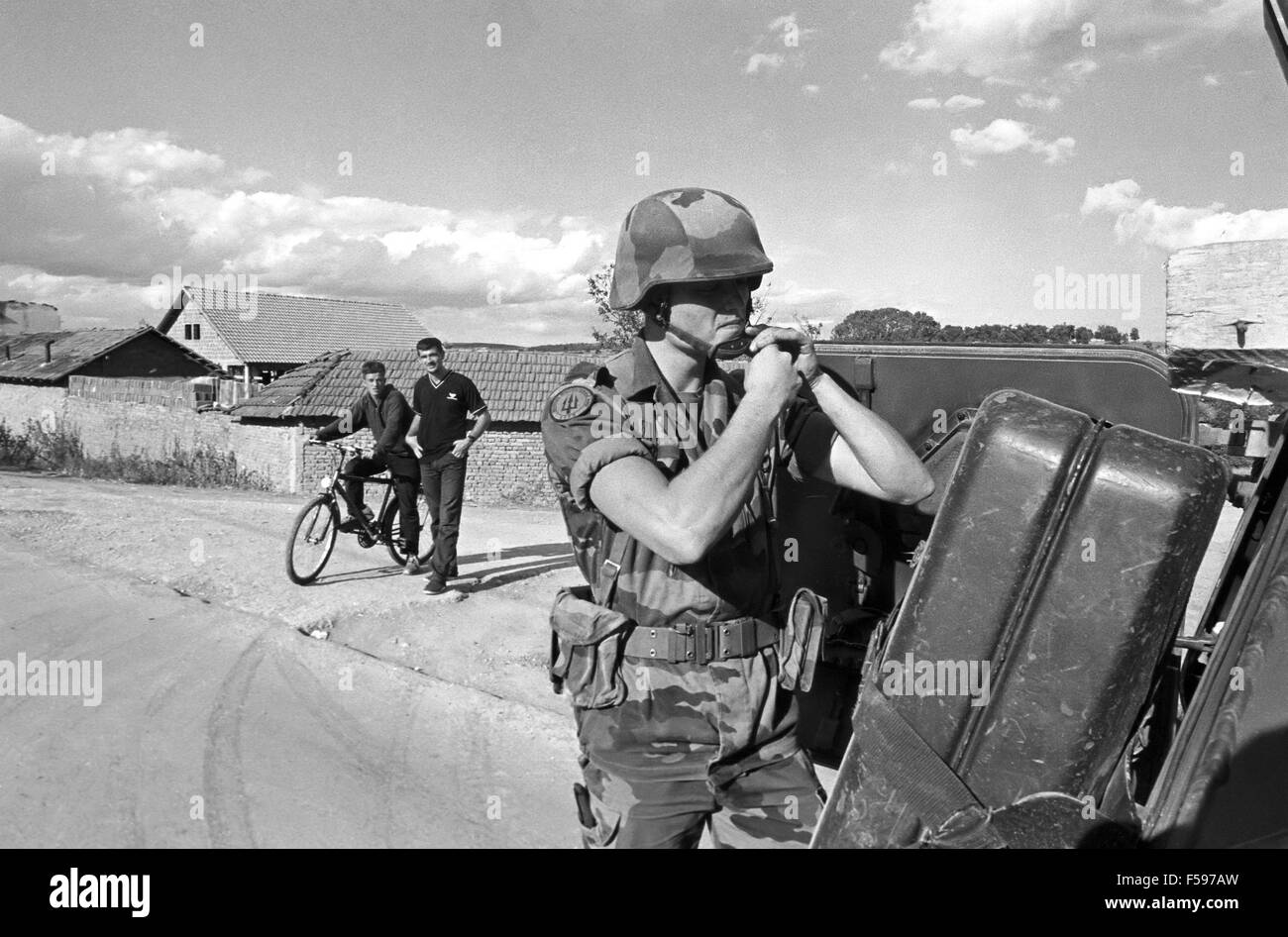 L intervento della NATO in Kosovo, luglio 2000, checkpoint dell'esercito francese nei pressi di Mitroviza città Foto Stock