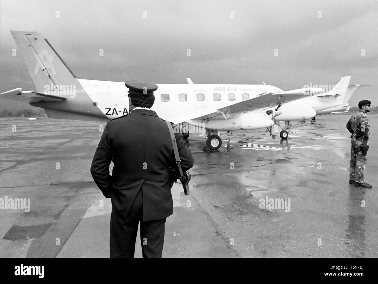 Crisi di guerra in Kosovo, aprile 1999, aiuti umanitari per i rifugiati fuga scaricate in aeroporto di Tirana (Albania) Foto Stock
