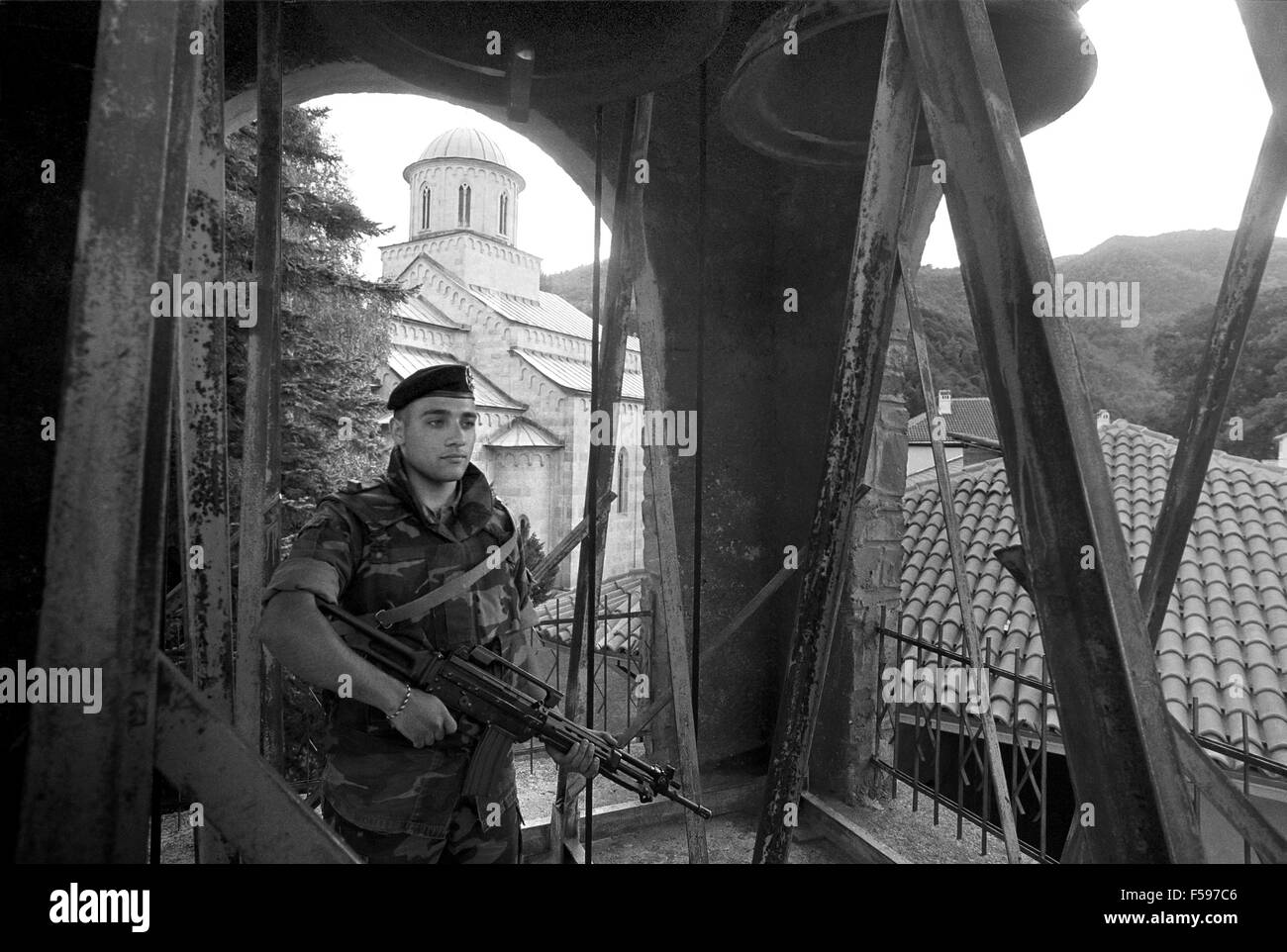 Crisi del Kosovo, le truppe italiane di proteggere il monastero ortodosso di Deciani (luglio 2000) Foto Stock